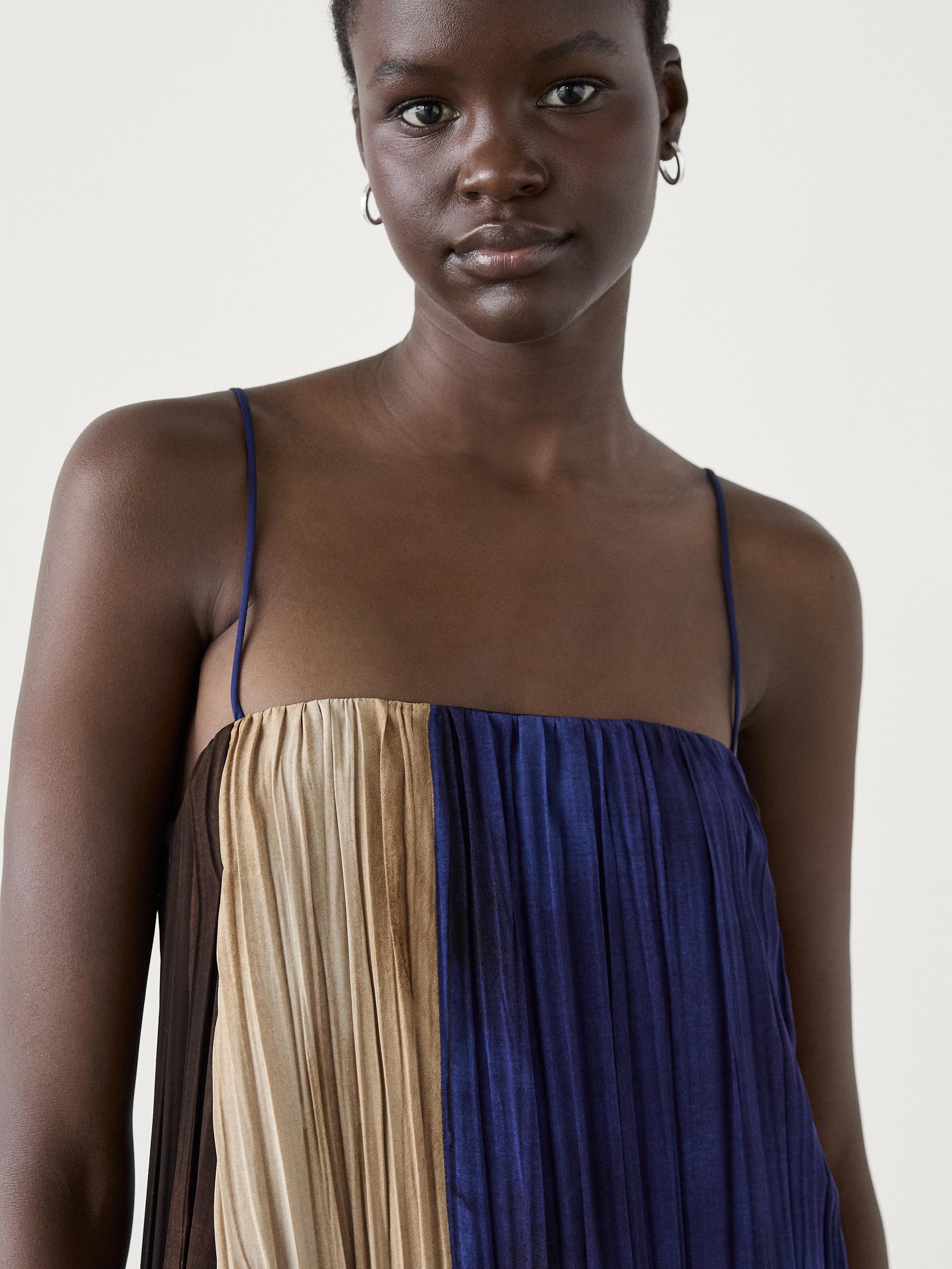 فستان طويل بطبعة وتفصيل بليسيه