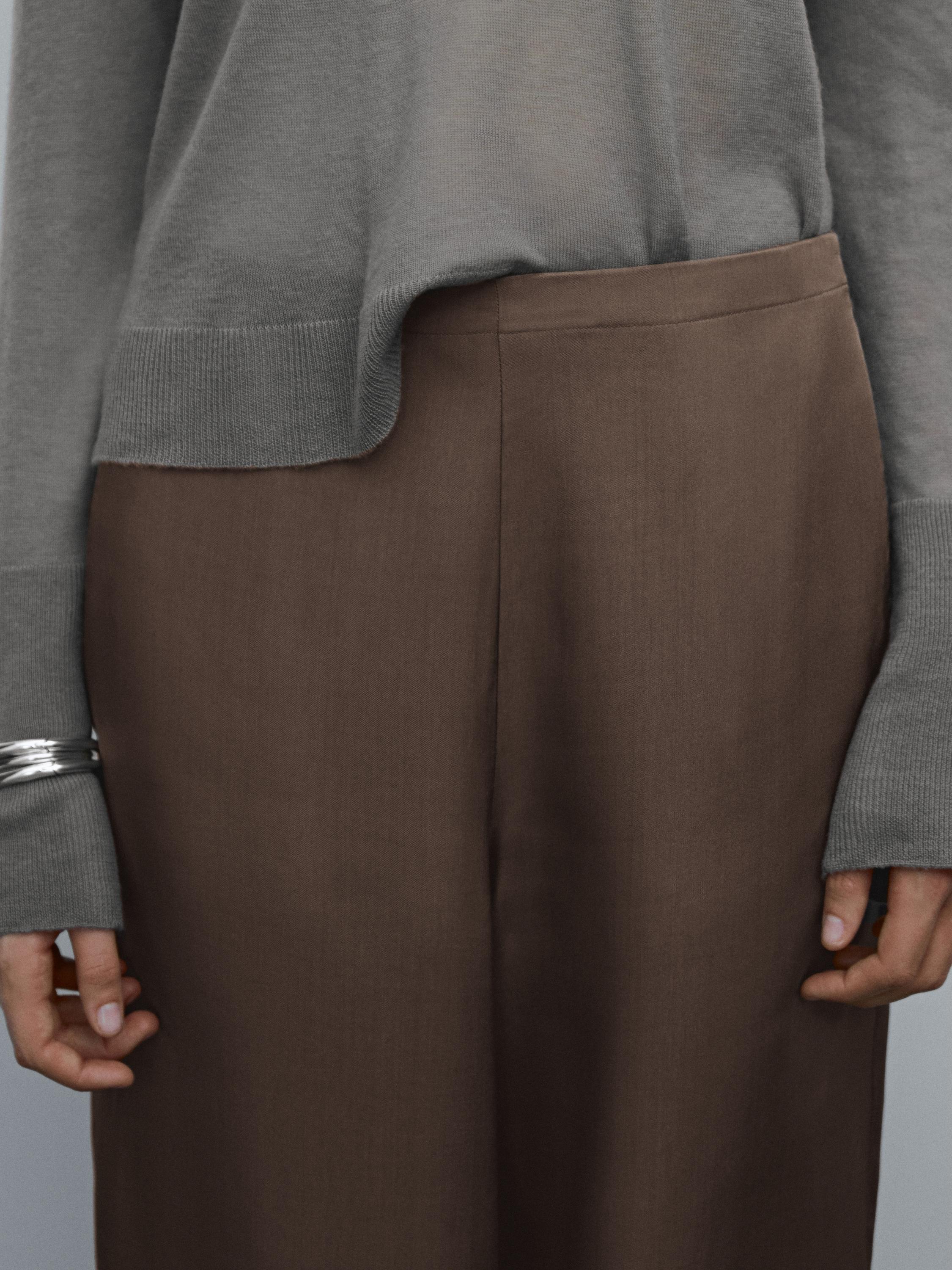 Flowing trousers with a satin finish