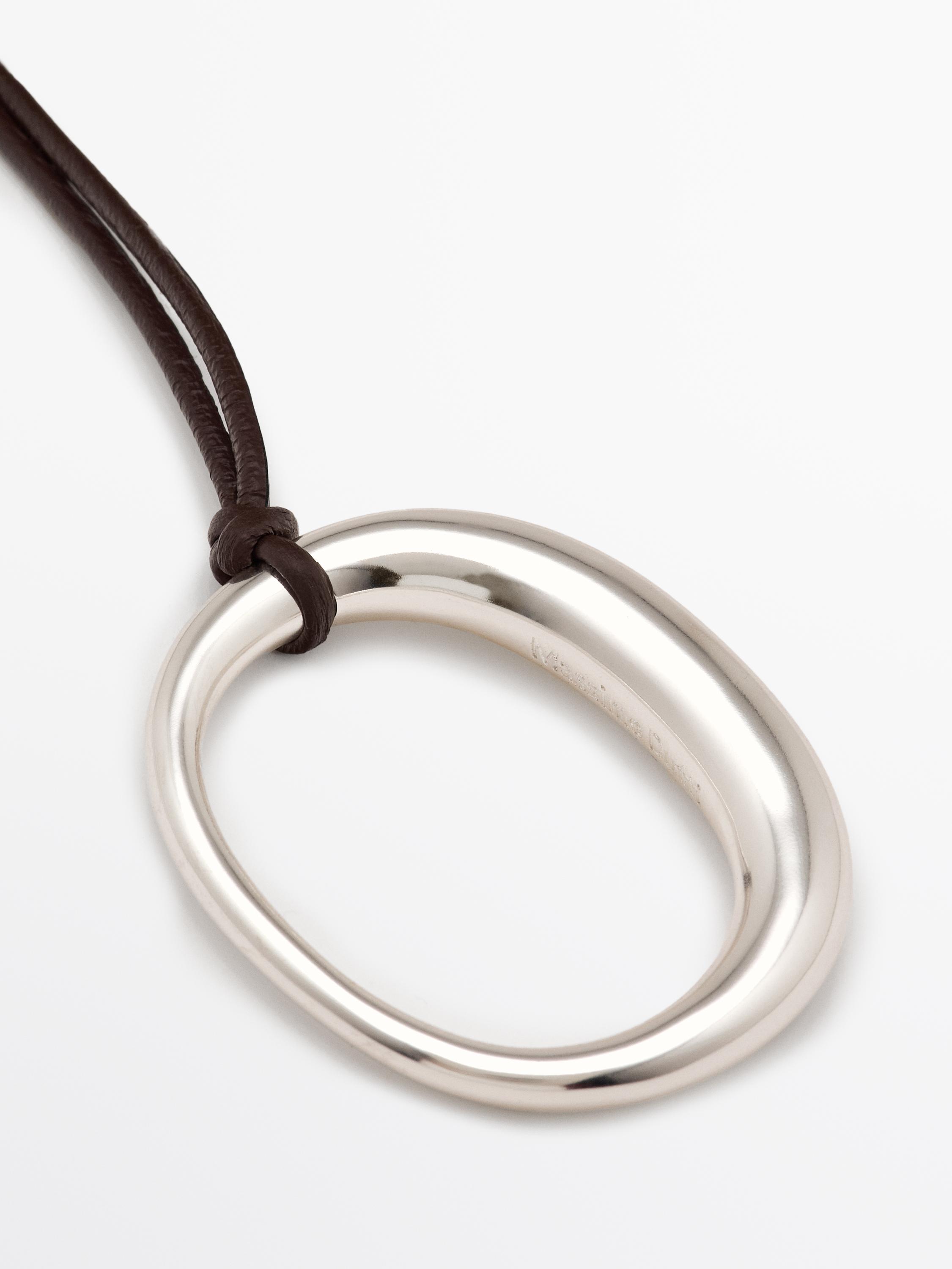 Colar de cordão de pele com peça oval