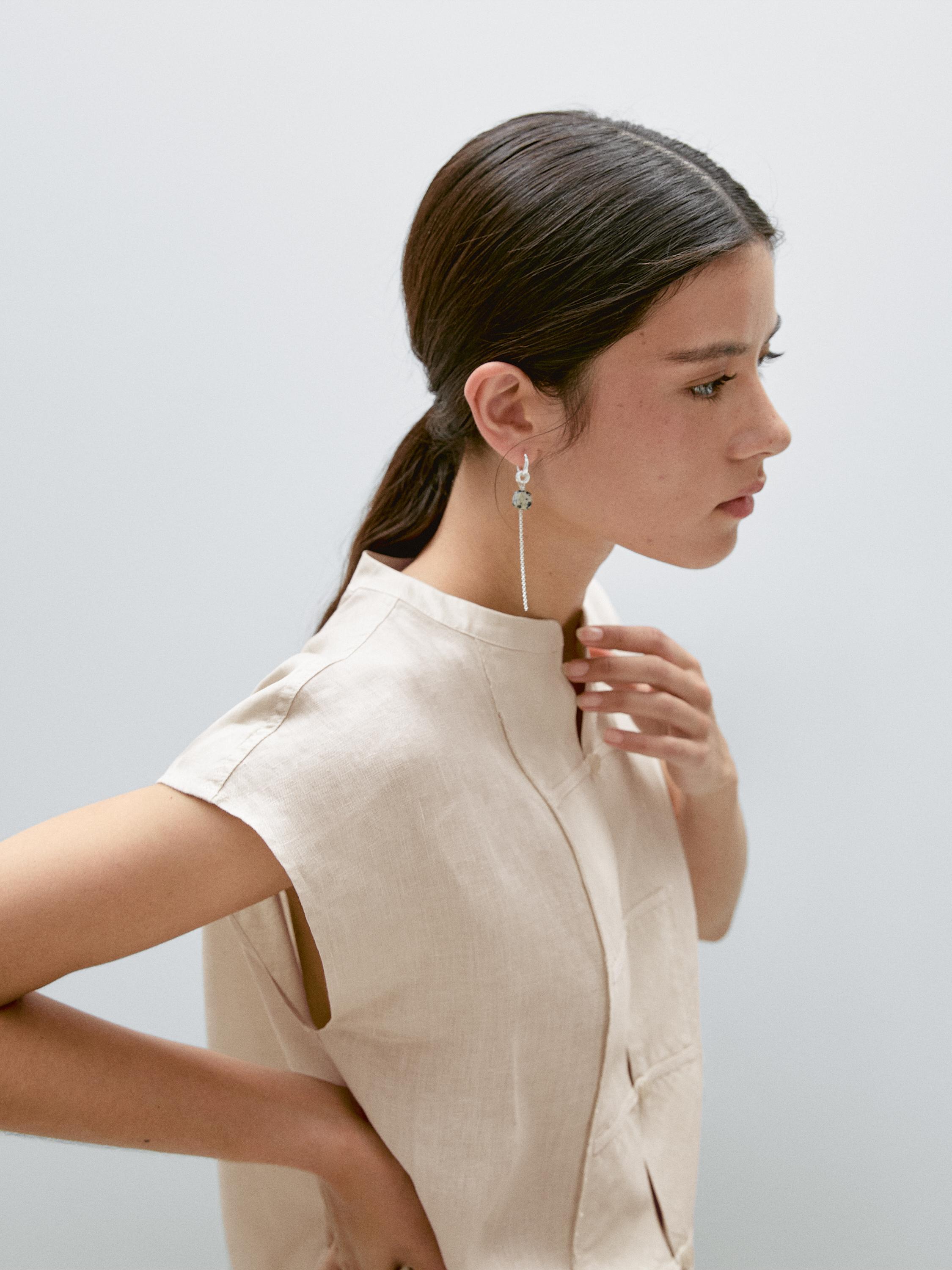 Жилет с пуговицей на груди