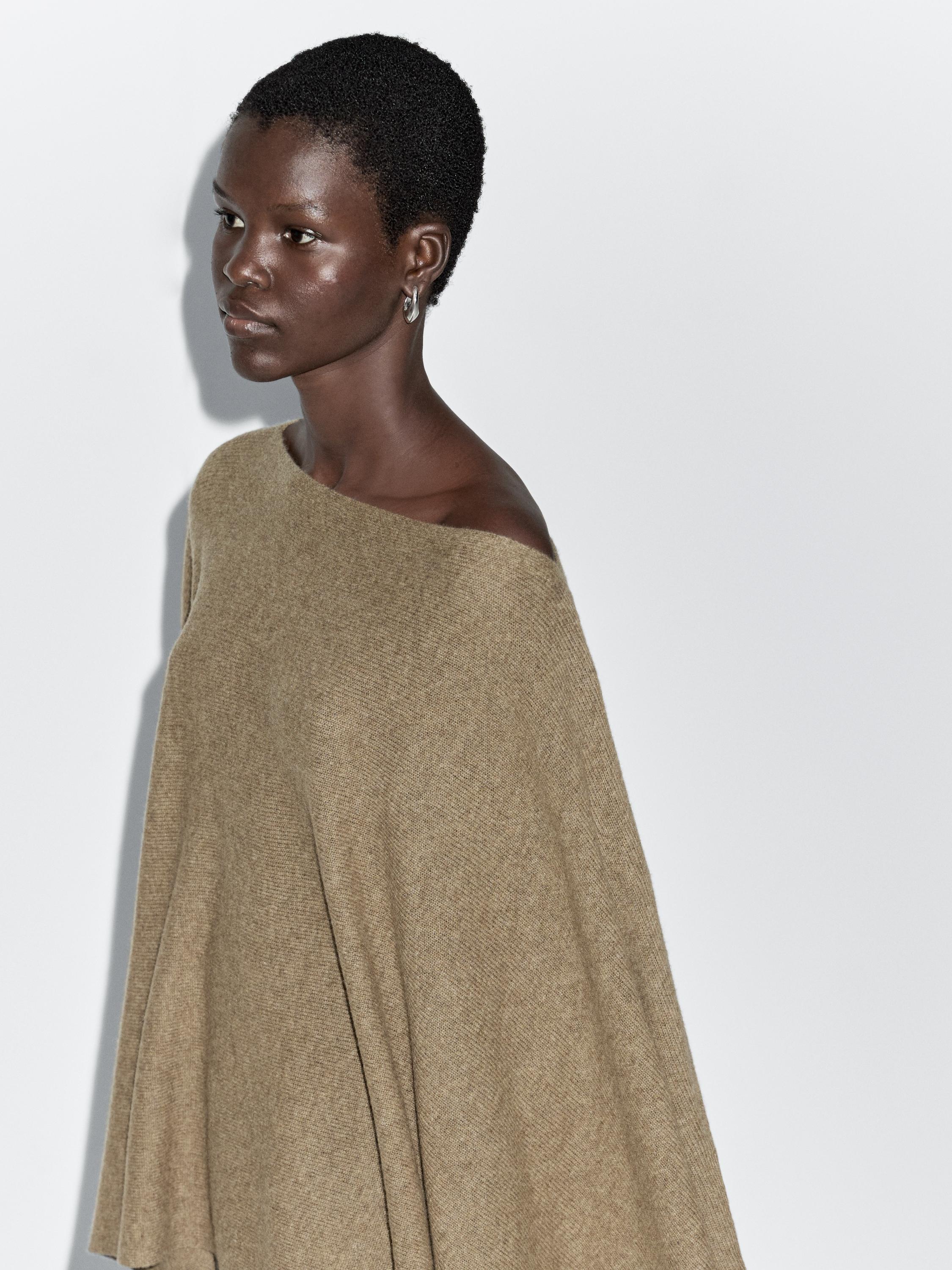 Cape asymétrique en maille 100 % laine