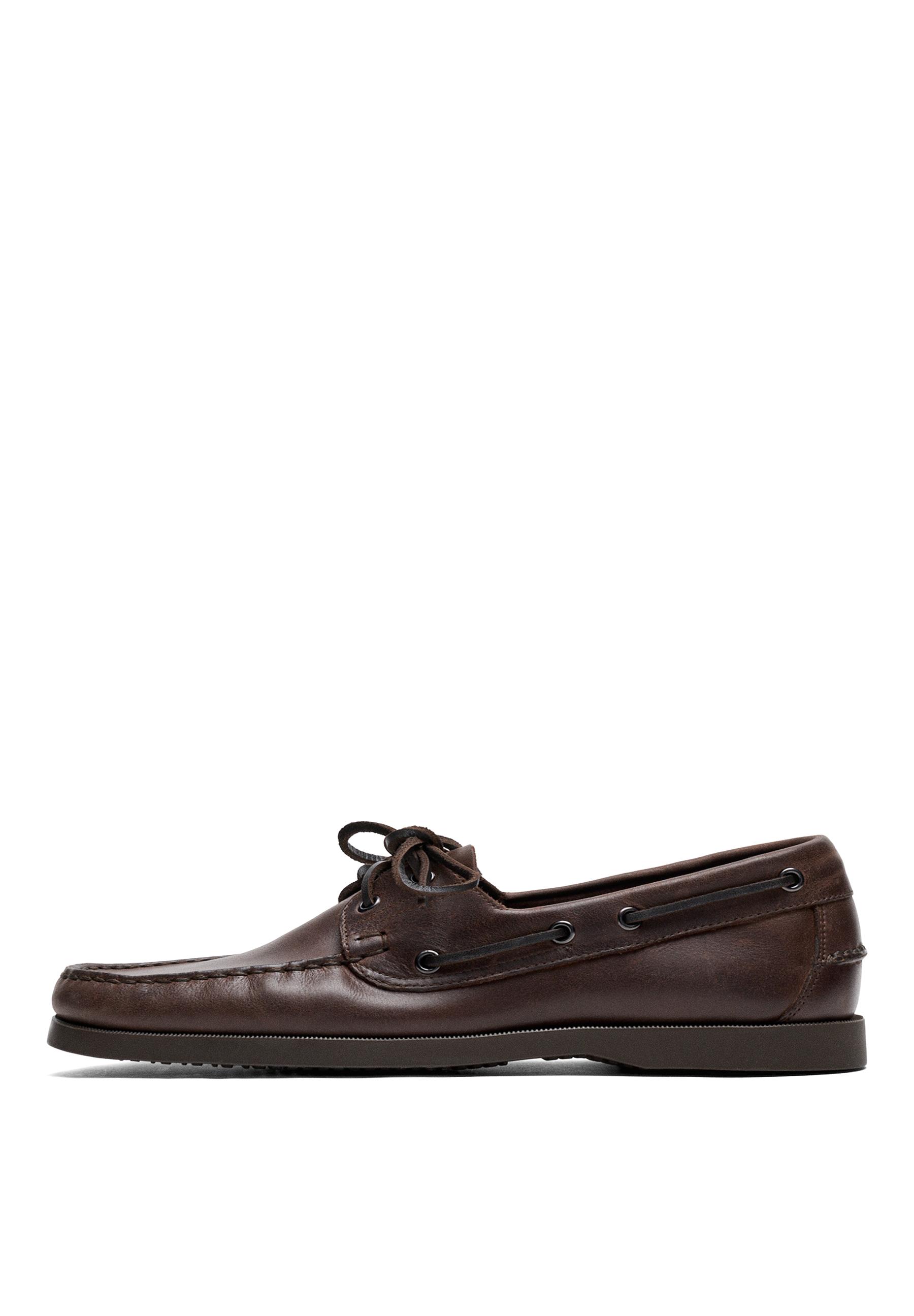 Oiled leather boat shoe — BROWN
