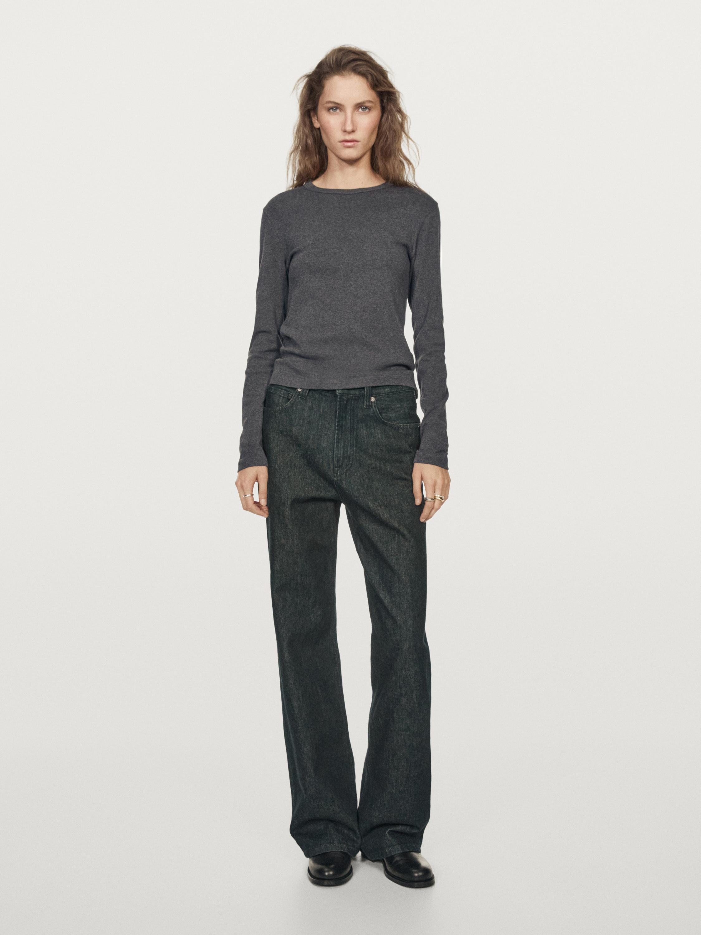 Ensemble composé d'un t-shirt marron à manches longues et d'un pantalon foncé à coupe droite avec poches latérales.