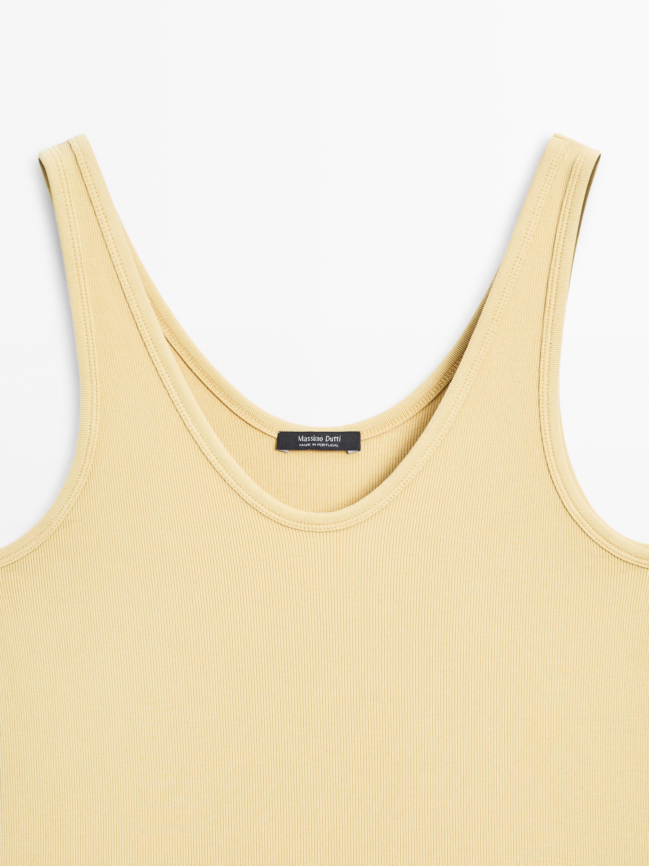 Ribbed top with neckline